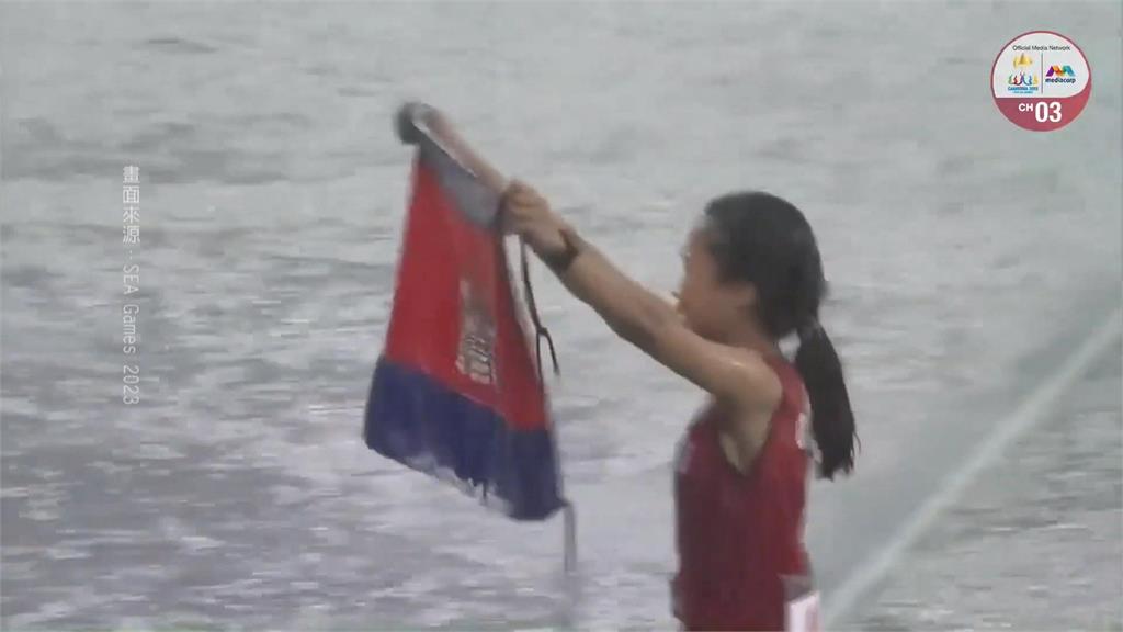 柬埔寨女將吊車尾　運動家精神！　冒雨完賽