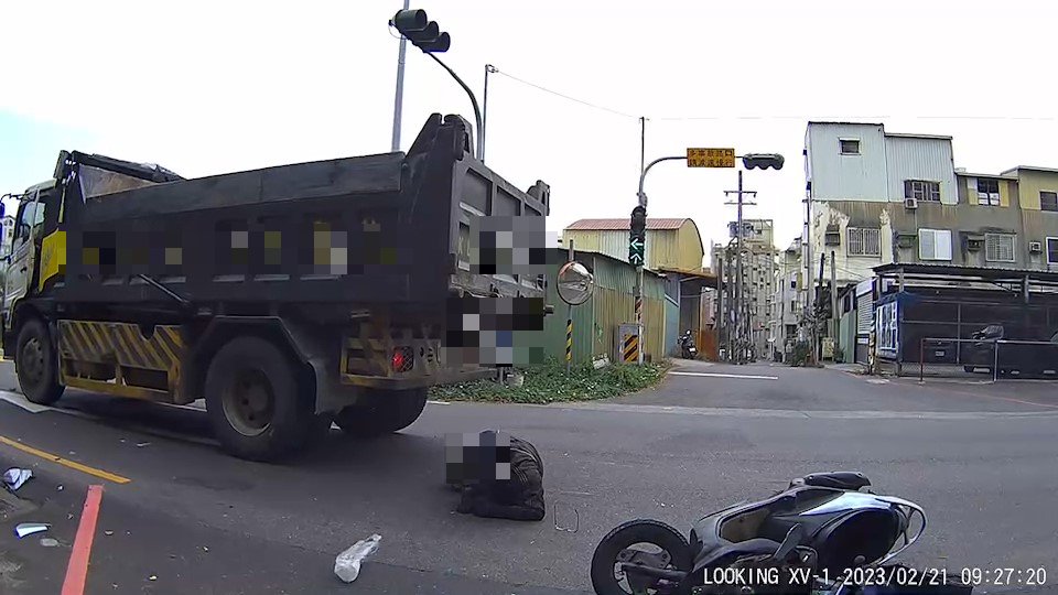 驚悚畫面曝！台南永康騎士綠燈騎出涵洞　遭貨車撞飛翻一圈倒地