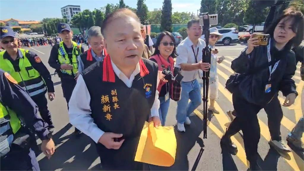 花縣府沒編重建預算 500人載來佛祖街泥土抗議...不見徐榛蔚