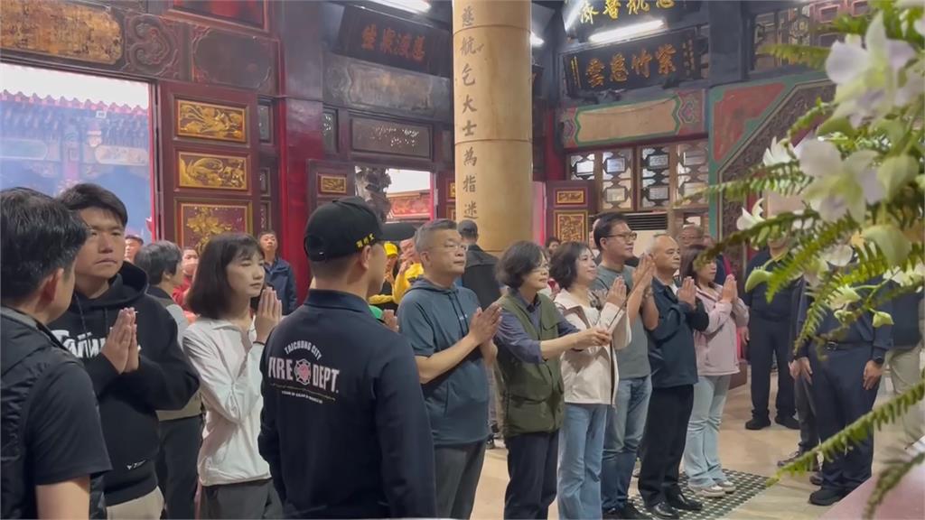 "小英總統"成登山網紅！　何欣純驚"小英爬山不喘　頭髮不會亂"