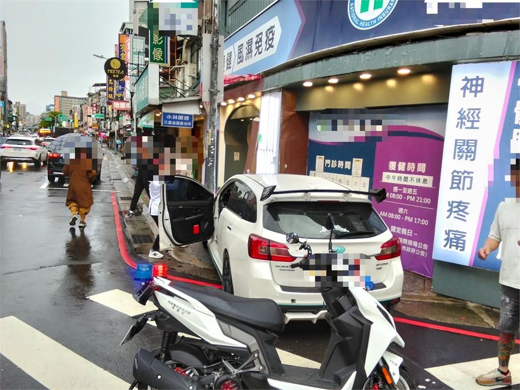 又毒駕！轎車三和夜市自撞電桿　駕駛如「喪屍」倒地嚇壞民眾　