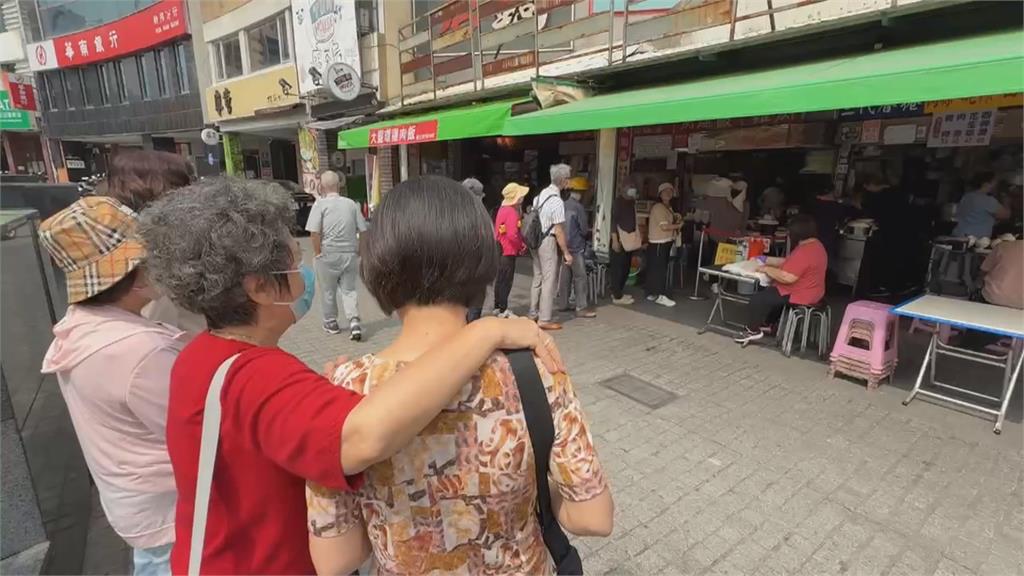 迎接清明連假人潮　春捲名店一早湧排隊人潮