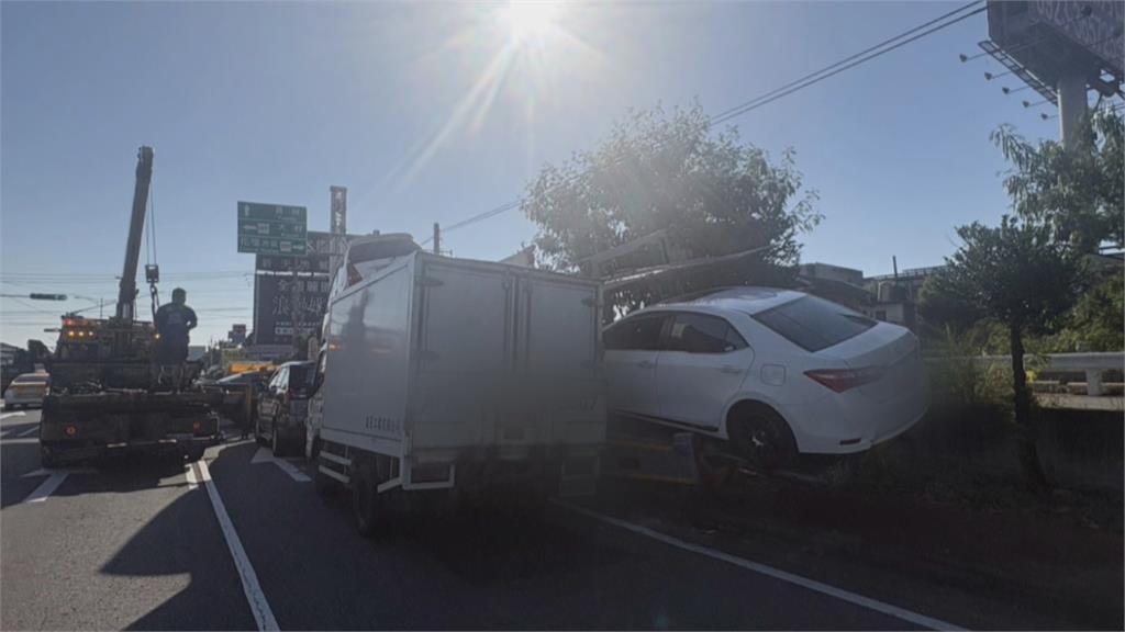 彰化大貨車疑煞車失靈連撞3車 壓頂!車斗上轎車噴飛壓休旅車