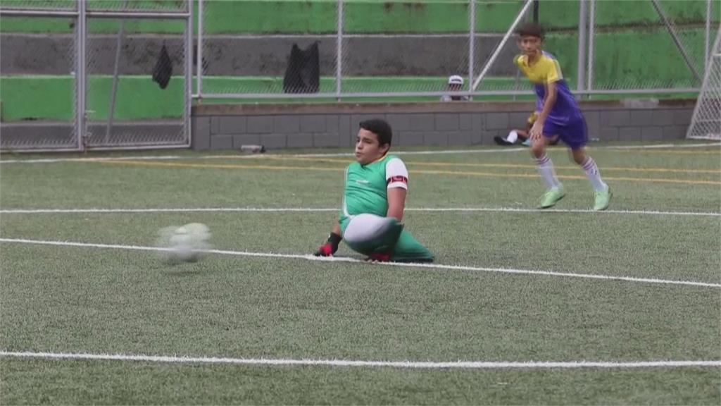 哥倫比亞無腿小足球員　以雙手移動頭槌進球