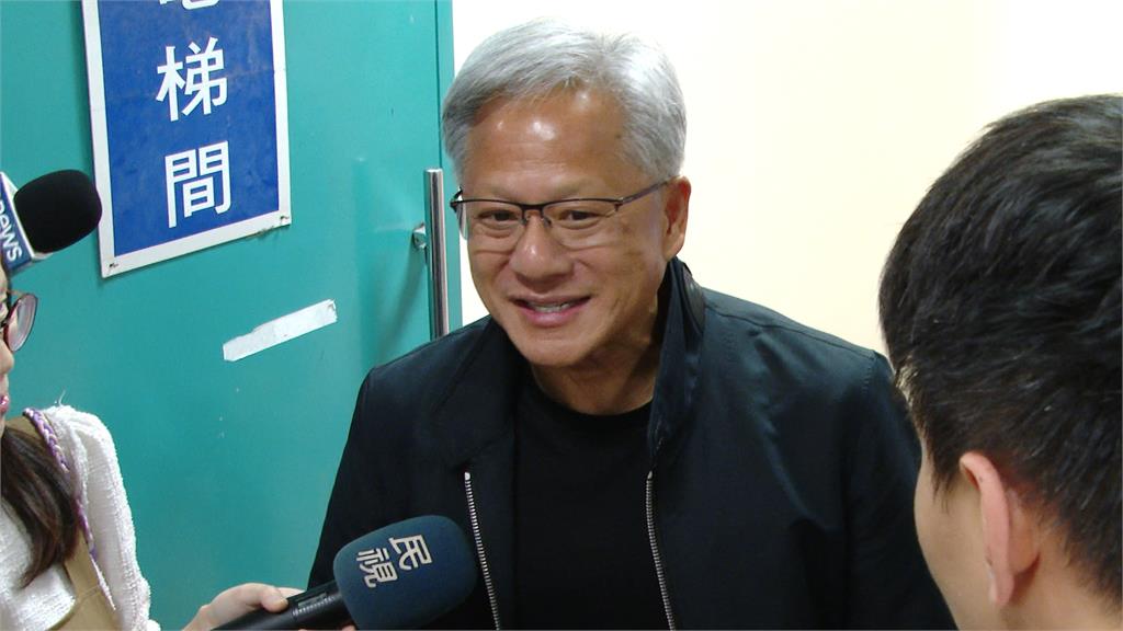 黃仁勳6/2台大演講　校長送T恤當見面禮　黃：明天就穿上