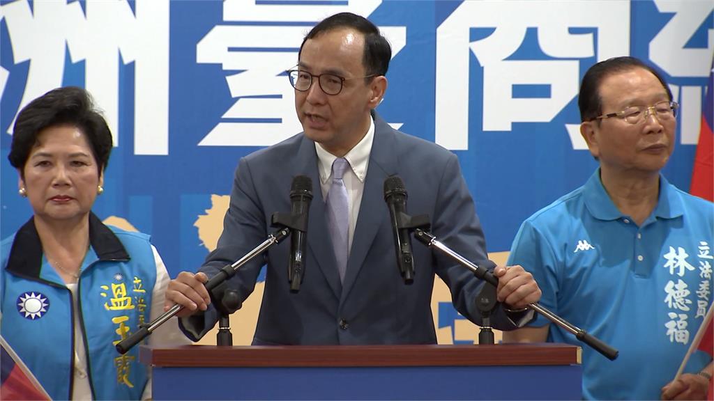 誇侯曾獲頒「十大傑出青年」　黃揚明打臉朱：是救國團青年獎章