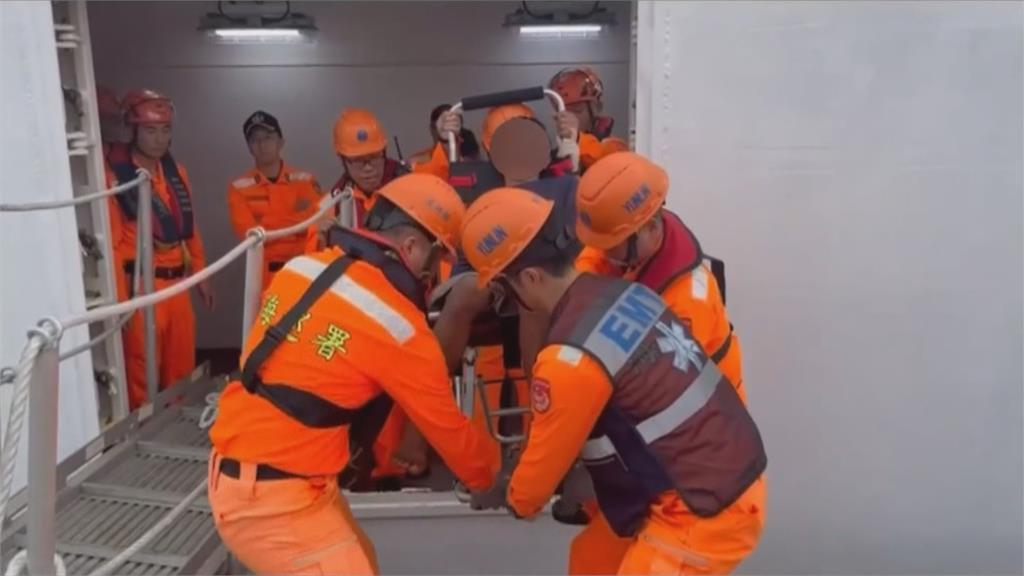東港漁船印尼船員重傷　惡劣海象阻救援　海巡戒護一天救出