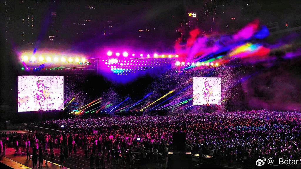 蔡依林巡演掀彩虹燈海!中國粉絲淚:沒人敢聲援 蔡依林廣洲巡演「台下掀起巨量彩虹海」為愛發聲!中國粉絲淚崩:沒人敢公開聲援