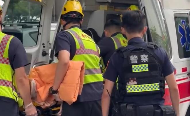 快新聞／20歲男「殺紅眼」台中捷運砍人！　送醫畫面曝光