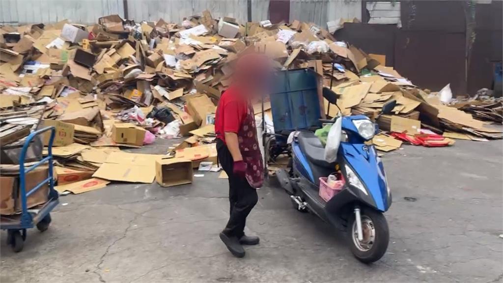 台中婦騎車綁「大量回收物」上路　民眾驚：是移動城堡！警方這樣說