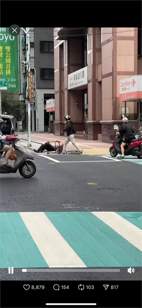 楊柳颱風吹倒老爺爺　暖心騎士衝上前攙扶感動全網：好人一生平安