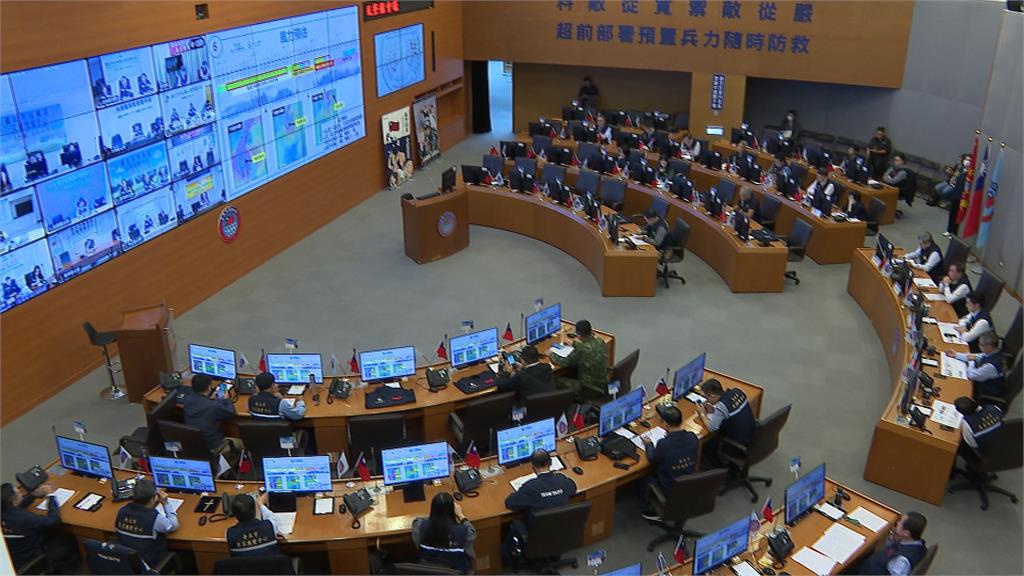 颱風「鳳凰進逼」！　花蓮北濱公園掀長浪　基隆漁民固定漁船防颱