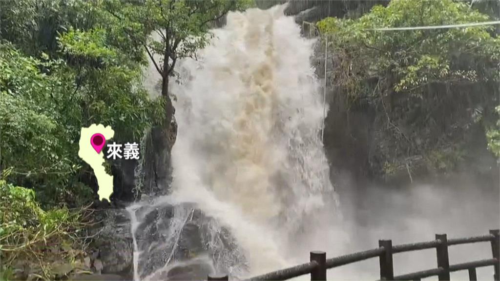 屏東雨勢轉小 林邊積水仍未退 汽機車全拋錨