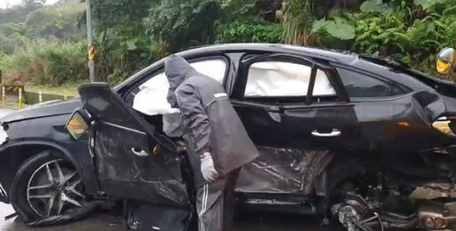 又是酒駕? 台62線小客車自撞意外 3人噴飛車外「1男當場死亡」