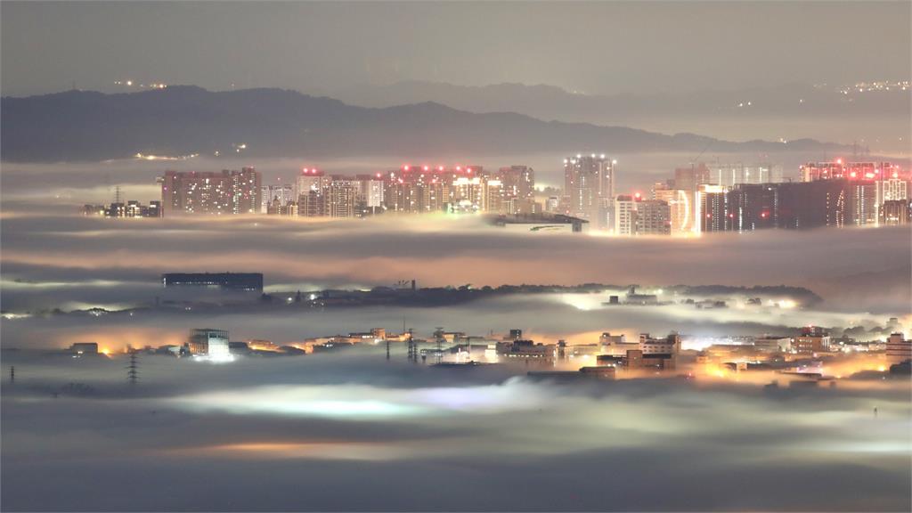 2023最後一天！「海霧湧淡水河口」超壯觀　平地見雲海絕美景色曝