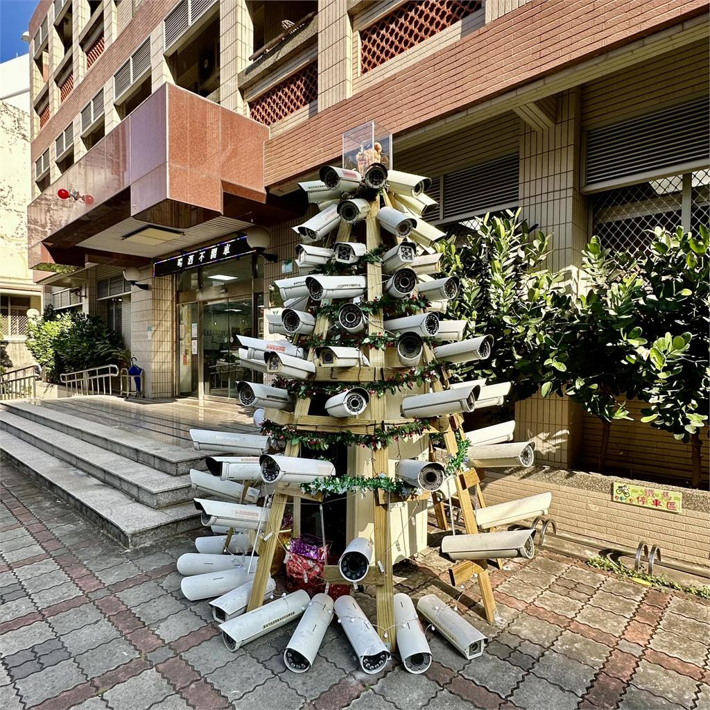 怕爆！台南「監視器耶誕樹」創意超狂⋯網刷一排朝聖：科技執法之樹