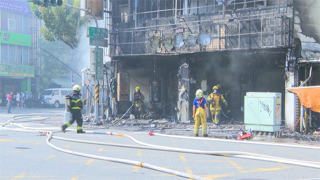 高雄知名「三角窗麵攤」火警 大火猛烈...消防隊逾50人救援