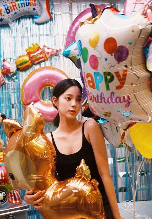 歐陽娜娜22歲了!細肩帶「緊身背心」辣秀好身材 網讚:女人味爆棚