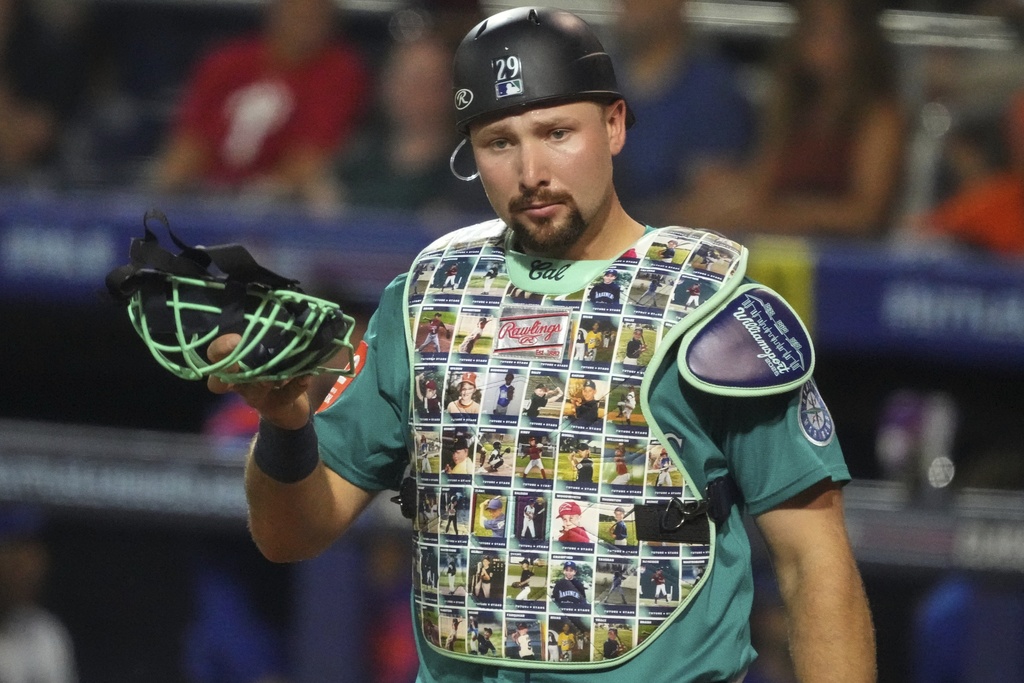 MLB(影)／威廉波特小球迷超有創意! 　全壘打王勞雷在最奇怪物品上簽下名字