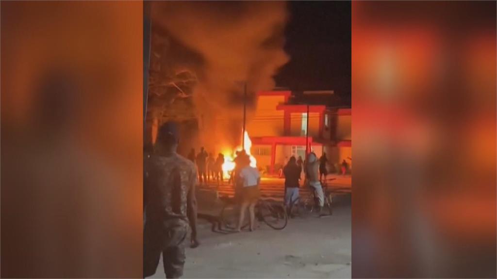 靠山馬杜洛倒台！　古巴缺油缺糧　民眾示威火燒共產黨建築