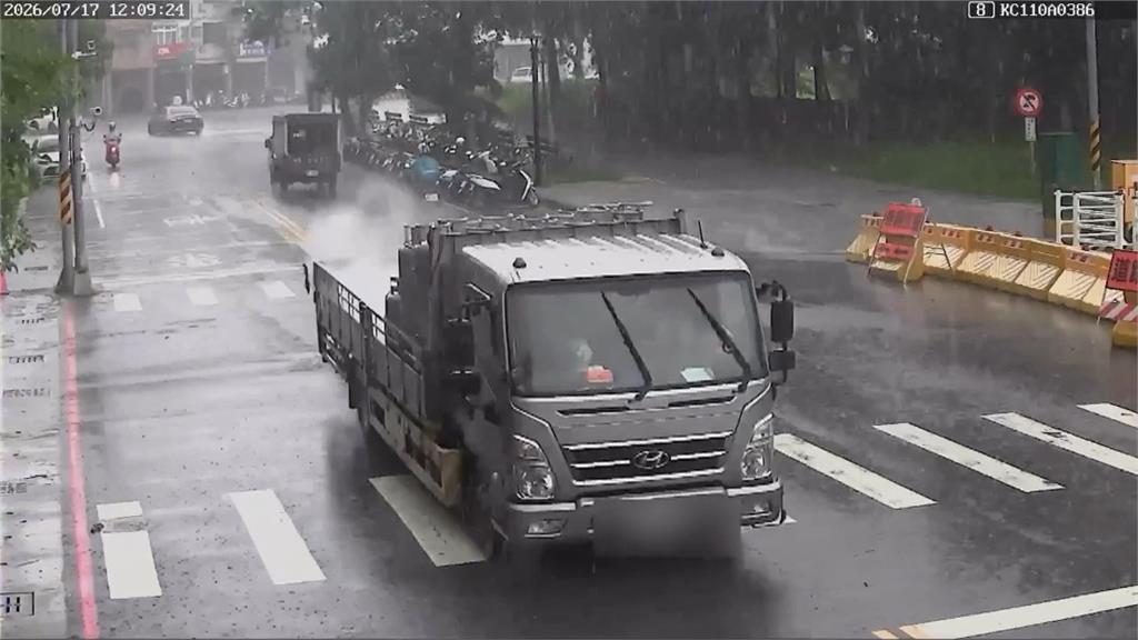 大卡車載滿瓦斯鋼瓶! 民眾直擊"東倒西歪"竄濃煙繼續開