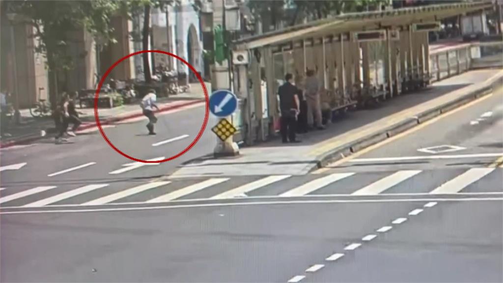 詐騙集團車手面交被逮　為逃逸竟鑽車陣當「散財童子」