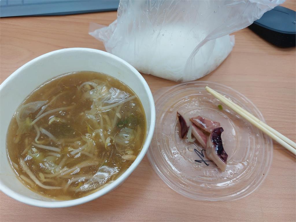她花75元買魷魚米粉羹「僅4塊料」嫌貴!網一面倒:吃米不知道米價