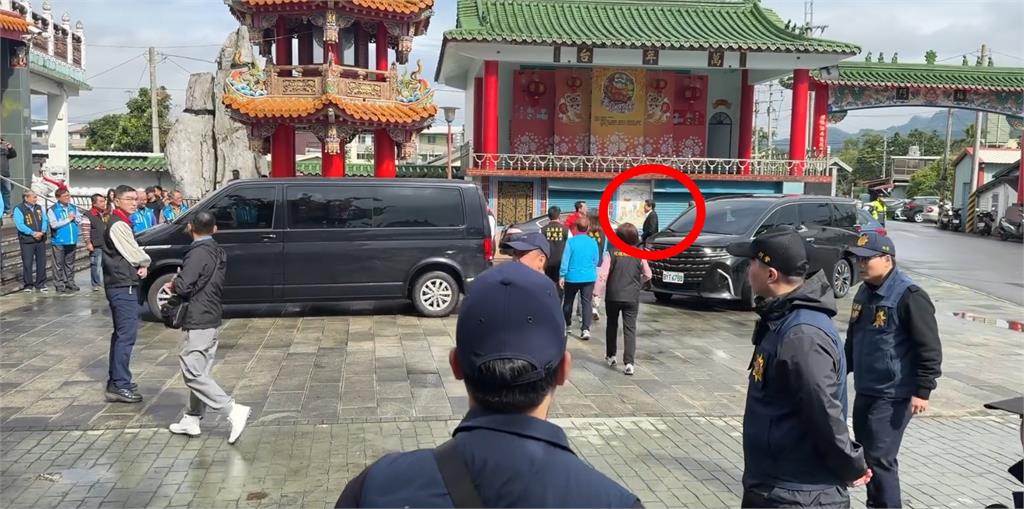傅崐萁發紅包拜年「門口沒人排」超尬場面曝!八炯再爆他「施壓警方」:怕什麼?