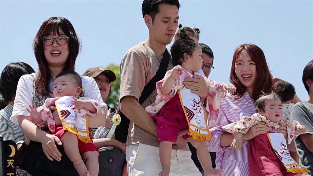 日本傳承逾30年「哭泣相撲」　小寶寶被面具嚇「先哭先贏」