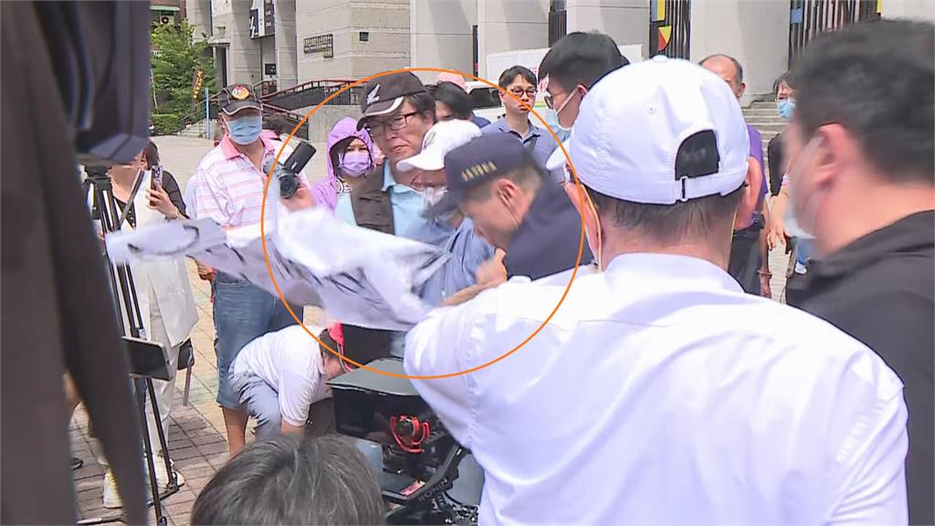 快新聞/馬英九現身「護樑行動」劍指鄭文燦 獨派衝上前嗆:臭要飯的滾回中國