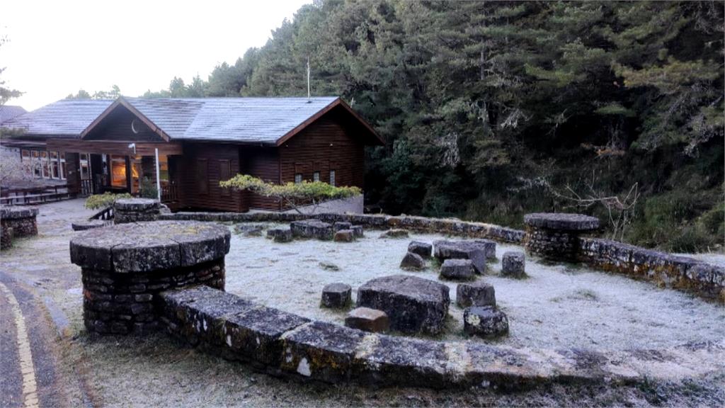 合歡山松雪樓路段部分結冰 2重機騎士打滑掛彩