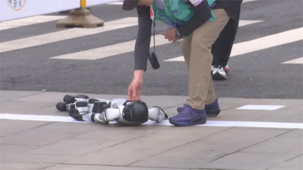 北京首次人形機器人半馬拉松　「參賽者冒煙、斷頭」狀況頻發