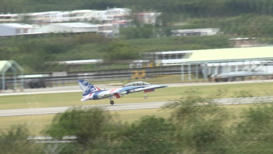 快新聞/第2架勇鷹高教機今台東交機 3架編隊衝場軍事迷大飽眼福