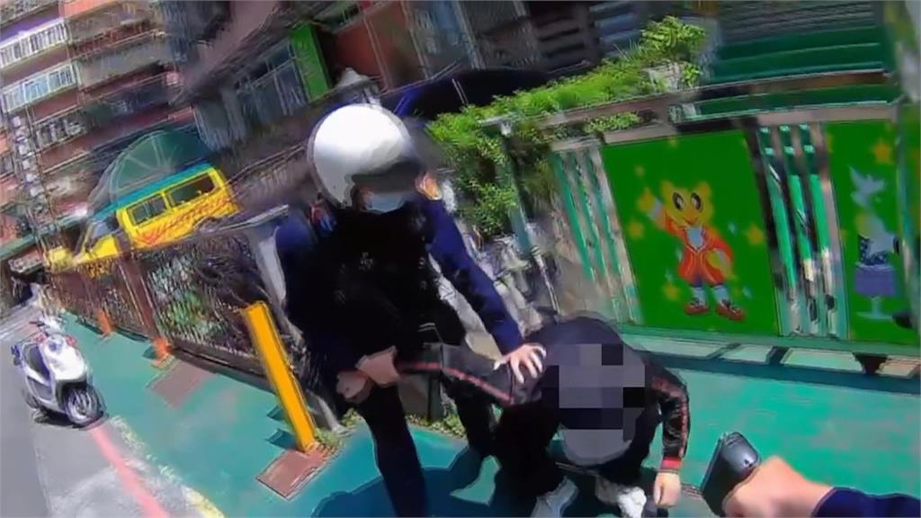 警拔槍抓人! 逃逸移工開車玩手機拒檢躲幼兒園被逮