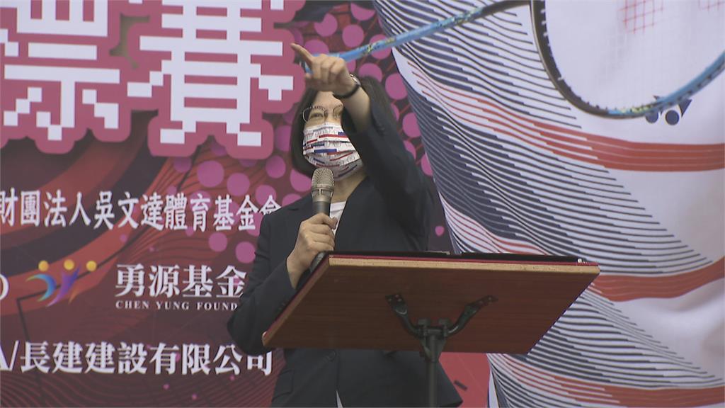 清晨盃50週年!總統同台「麟洋配」遇民眾舉牌抗議