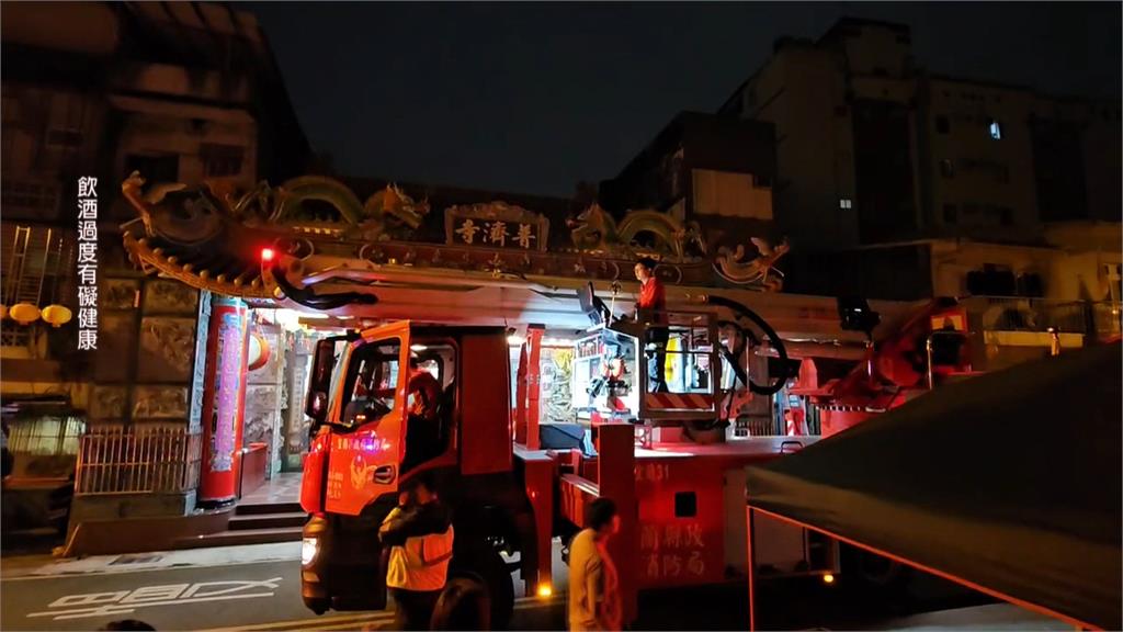 感情問題! 宜蘭男爬廟宇屋底砸酒瓶  花蓮情侶吵架踢倒機車