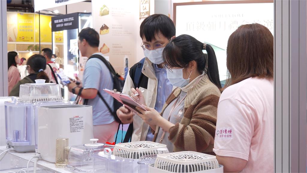 寶寶爬行賽萌翻!家長使出渾身解數 現場笑聲不斷