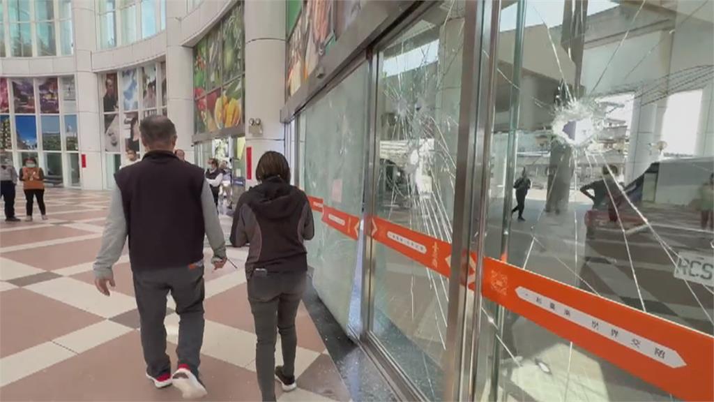 台南市政府遭攻擊！　男拿鐵鎚怒砸、整排玻璃全碎