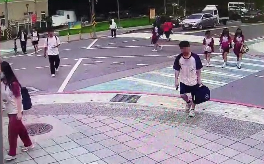 昏迷指數僅3!三峽車禍12歲女童搶救成功…爸爸角落啜泣惹鼻酸