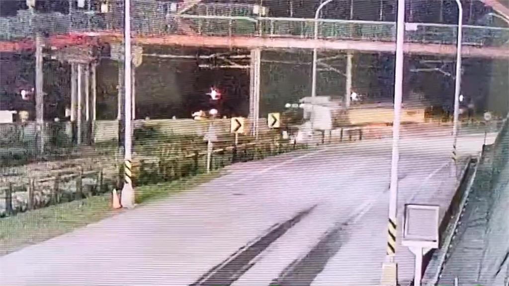 火花四射!卡車司機疑疲勞駕駛 突衝入花蓮港鐵道