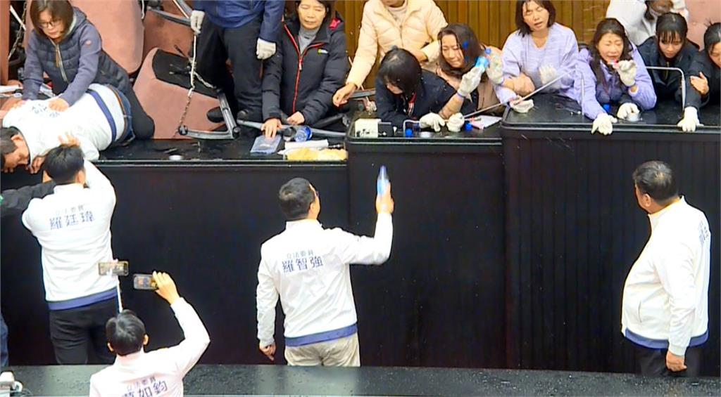 吳沛憶、黃捷控遭2藍委「拿水淋頭霸凌」 徐巧芯擋刀:我潑的