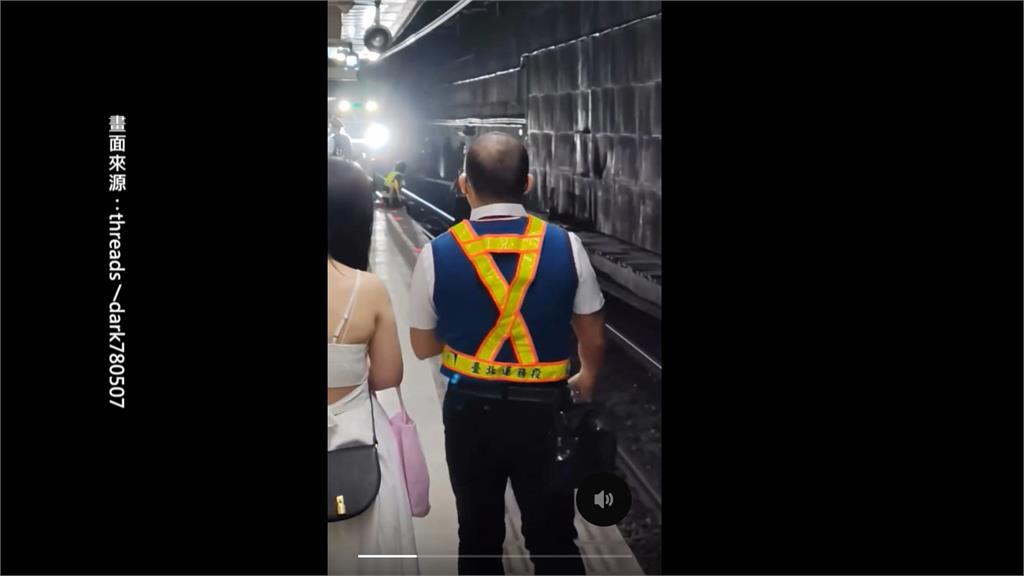 男子騎機車闖板橋車站　慘摔B1又衝月台臥軌