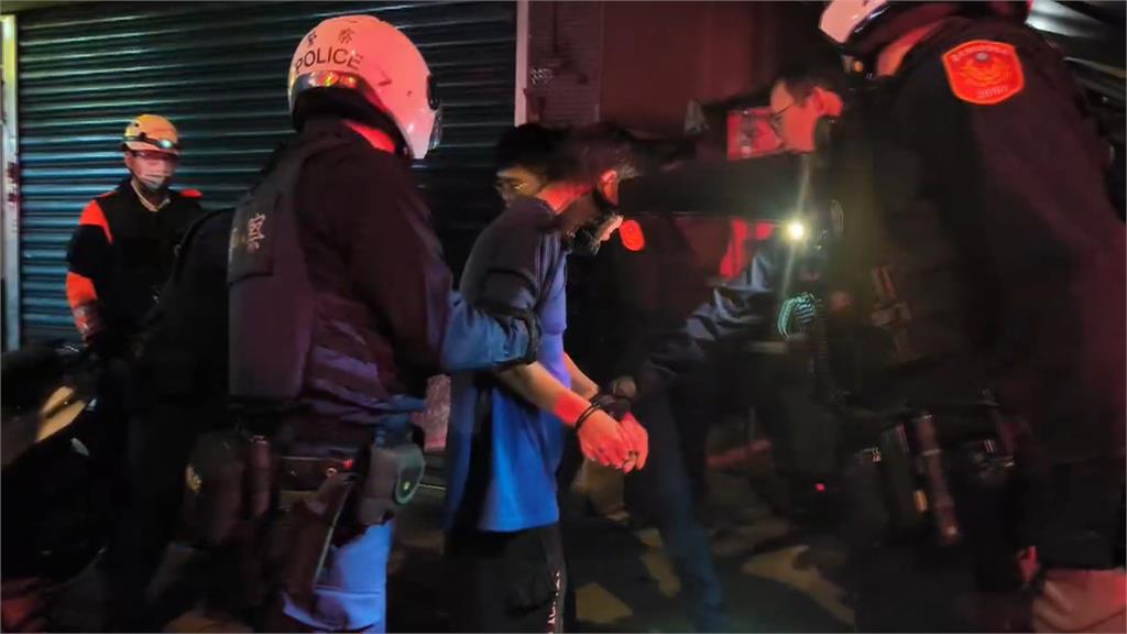 社子醉男失控揮刀襲警遭壓制 2警閃避攻擊「摔落樓梯」受傷