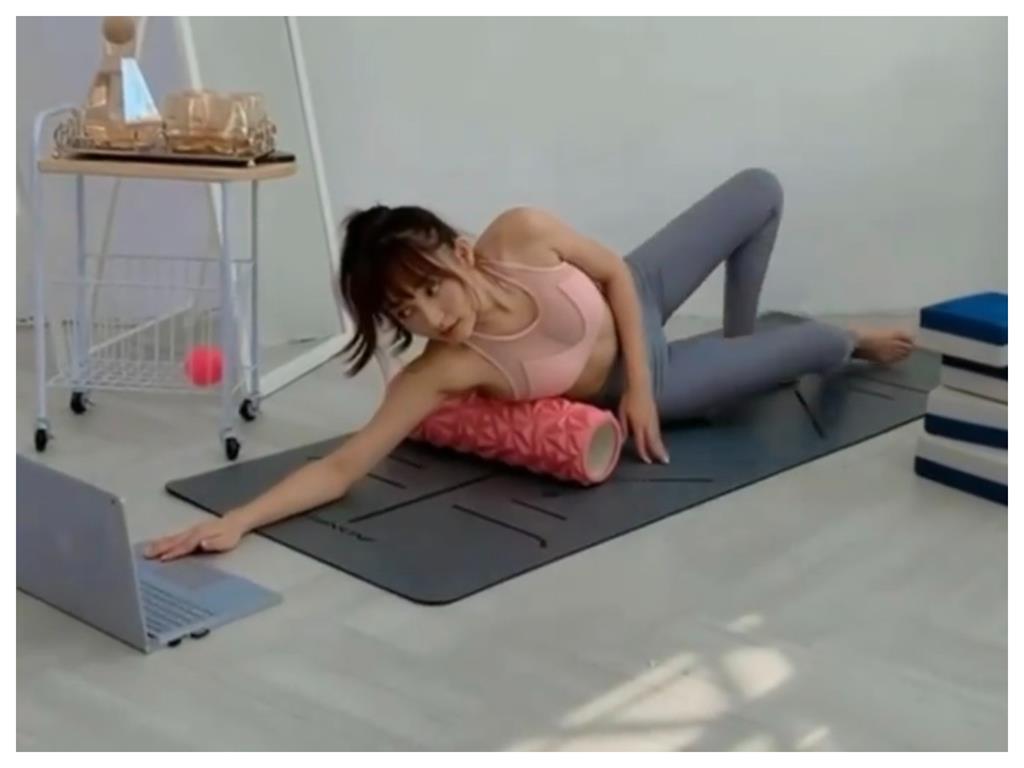 林襄57秒影片「香汗狂噴」粉絲傻眼：這輩子沒看過那麼兇的瑜珈！