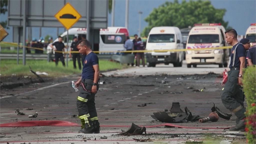 馬來西亞飛機墜毀高速公路 砸中汽機車至少10死
