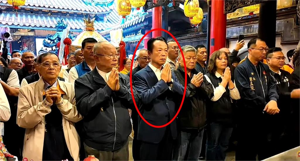 虔誠信徒默禱15秒被拍！本尊竟是嘉義縣長翁章梁　向媽祖求「這件事」