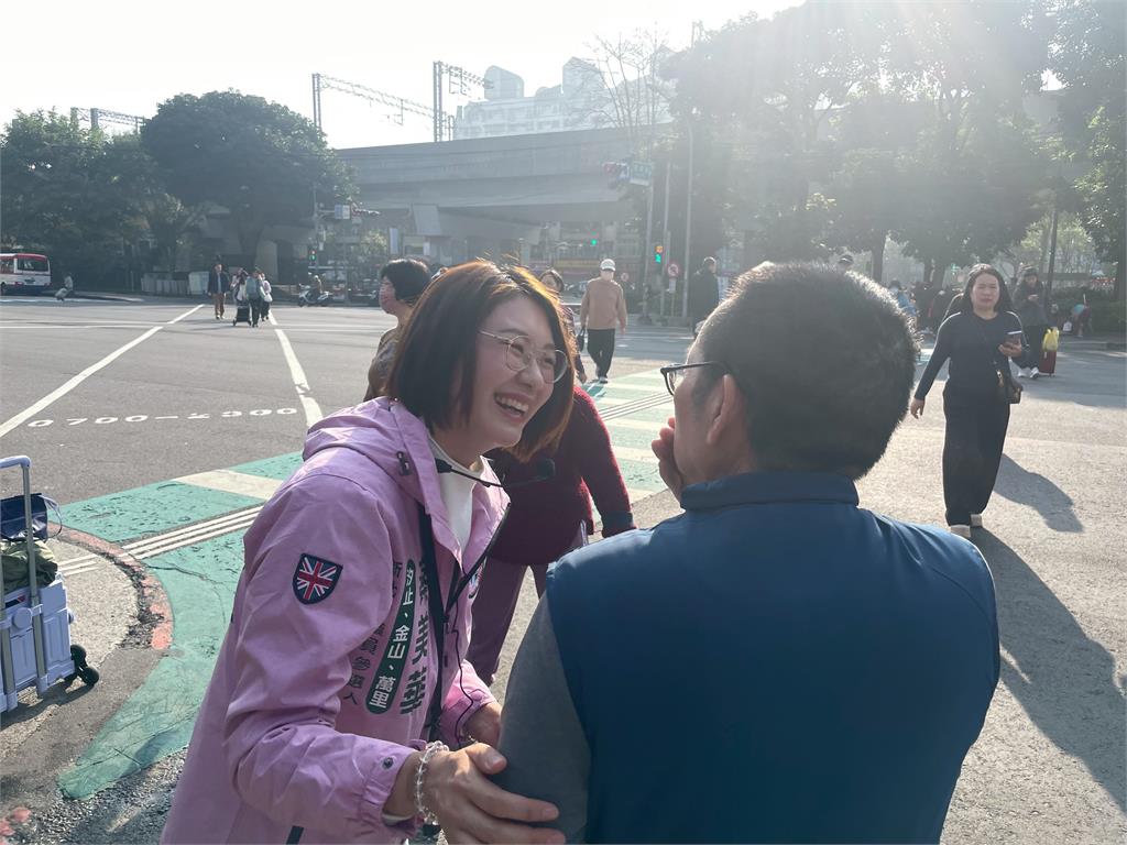 蔡美華與周雅玲合體看板陸續上架 汐止早市與黃昏市場拜票衝刺拼民調出線