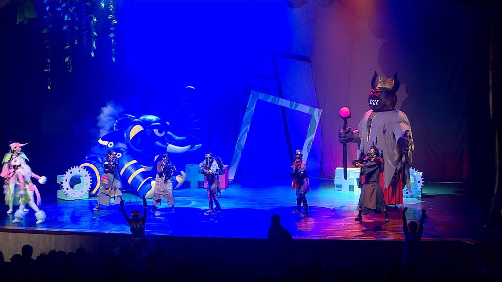 蘋果劇團新戲首演！三米充氣巨偶登台震撼全場