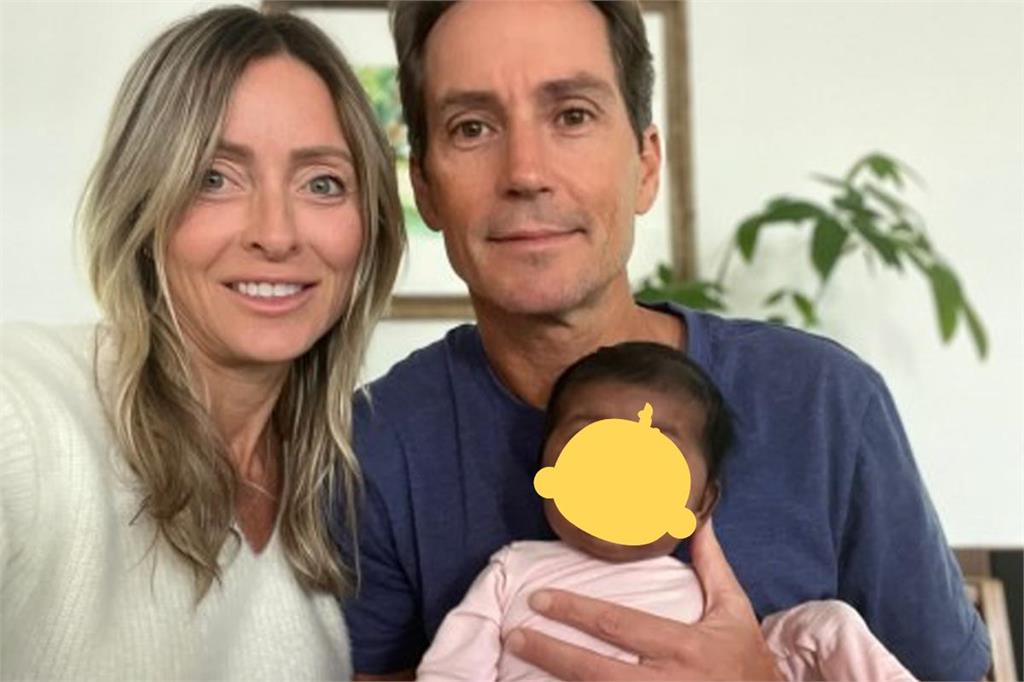 美國白人夫妻竟生下「非裔女兒」！親身胚胎下落曝光…生育診所下場慘了