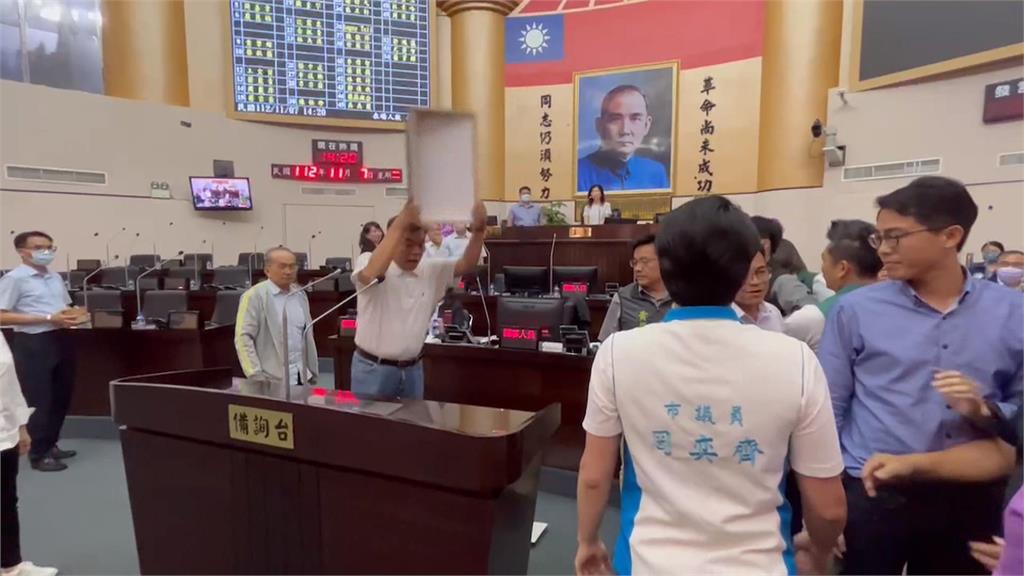 刪預算爭議藍綠火氣大　台南市議會再爆推擠衝突